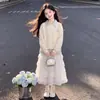 Conjunto de Duas Peças para Primavera e Outono para Meninas Mais Velhas: Moletom Patchwork Listrado e Saia Midi de Renda, Novo Modelo 2026
