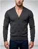 Cárdigan de punto para hombre con cuello en V y forro polar, nuevo suéter exterior de color liso abotonado para otoño e invierno, prenda básica casual para hombre