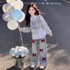 Moda Casual Otoño Estilo Universitario Niños Medianos y Grandes Conjunto de Pantalones Vaqueros de Mezclilla y Top con Raya Patchwork Falso de Dos Piezas con Cuello
