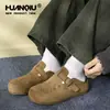 Ilustración Global Zapatos Birkenstock para Hombre 2026 Nueva Moda de Primavera Zapatos Cerrados de Punta Medias Zapatillas sin Cordones Estilo Old Money