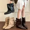 Botas de moda em couro, versáteis e estilosas, com saltos grossos, design novo, fivela estilo francês feminina, bico quadrado, coleção outono 2026, adequadas para combinar com calças, estilo cavaleiro