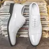 Sapatos masculinos plus size 48 transfronteiriços, moda outono, estilosos, design de três peças, couro branco envernizado masculino, sapatos formais de couro para cavalheiro