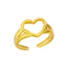 Anillo simple europeo y americano con forma de corazón hueco, anillo geométrico de acero inoxidable chapado en oro de 18 quilates para hombres y mujeres, venta al por mayor de joyería