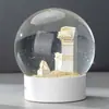 Presente de globo de neve de luxo, artesanato em resina, ornamento de decoração de mesa, presente de marca, bola de cristal personalizada