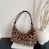 Bolso de axila de media luna peludo de comercio exterior para mujer, bolso de mano de felpa de moda para otoño e invierno, bolso peludo versátil estilo coreano