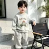 2026 Novo Conjunto de Moletom com Gola Redonda e Estampa de Carro da Moda para Meninos, Conjunto de Duas Peças com Calça Jogger Estilo Coreano