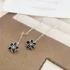 Pendientes de Moda Minimalistas y Discretos con Diseño Floral Negro, Sentido de Diseño de Nicho, Joyería de Nuevo Estilo 2025