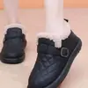 Zapatos de algodón para mujer, nuevo estilo invierno 2026, parte superior de piel, suela plana, antideslizantes, botines para madres, forro de felpa, engrosados para abrigar, botas de nieve