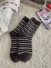 Meias Grossas de Inverno Femininas, Cor Café, Mesmo Estilo do Xiaohongshu, Meias Quentes de Lã Sem Costura, Meias Largas de Influenciador, Meias de Cano Médio