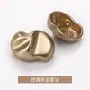 Botões Metálicos Costurados à Mão para Casacos, Trench Coats, Suéteres e Malhas com um Toque de Luxo