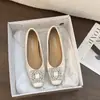 Atuendo Exquisito para Viajes de Verano 2026 con Hebilla de Pedrería, Zapatos Mary Jane Bajos que Te Hacen Ver Delgada, Versátiles con Faldas, y Zapatos Pequeños de Cuero Fáciles de Combinar