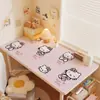 Sanrio Gato KT Esterilla de Mesa de Comedor de Cuero Impermeable a Prueba de Aceite Esterilla para Mesa de Café No Lavable Lujo Ligero Avanzado Anti-quemaduras Aislamiento Térmico Resistente a la Suciedad