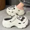 Sapatos Buraco Negro femininos verão 2023 novo estilo celebridade da internet sola grossa aumento de altura bico fechado praia antiderrapante sandálias femininas