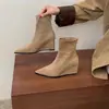 Botas de mujer finas, talla grande, tacón de cuña, elásticas, adecuadas para faldas, otoño e invierno, punta fina de 6 cm, para ir al trabajo, con aumento interno de altura, versátiles, cortas, estilo retro