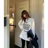 Foto Real de Camiseta Blanca con Estampado de Letras y Forro Cepillado para Mujer, Nuevo Estilo Otoño/Invierno 2026, Cuello Redondo, Manga Larga