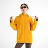 Imprimir logotipo Estilo nuevo de primavera 2026 Chaqueta cortavientos de caparazón blando Traje de montañismo para hombre y mujer Chaqueta deportiva con capucha para senderismo