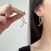 Brincos de argola geométrica em forma de cruz com rabo de peixe e diamantes, personalidade europeia e americana, design de nicho da moda, luxo leve, joia de orelha versátil