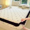Sábana acolchada de terciopelo de leche estilo francés, pieza única, colcha de forro polar de coral para invierno, más un juego de tres piezas de protectores de colchón con forro de forro polar
