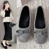Zapatos de mujer de invierno cálidos de corte bajo, talla grande 42, de Bai Zhenhe, nuevos mocasines de lana cálidos de corte bajo, versátiles, con lazo, para otoño