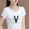Liquidação da Loja: Camiseta Branca com Decote V e Manga Curta para Mulheres com Estampa de Coração, Top Casual Estiloso para Mães