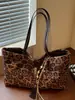 Bolsa de ombro de camurça com estampa de leopardo vintage estilo coreano, moderna e estilosa, bolsa de axila única, bolsa tote com vibe descontraída de nicho