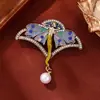 Broche Vintage Flor Fada Cravejado com Diamantes de Luxo Leve, Alfinete Colorido Asa de Borboleta, Pingente de Pérola, Acessório de Alta Qualidade para Casacos e Ternos