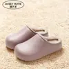 Chinelos de Algodão Antiderrapantes com Solado Grosso para Homens, Novo Modelo Inverno 2026, Chinelos Peludos Quentes para Casa com Sensação de Pisar nas Nuvens, Chinelos de Algodão Impermeáveis para Mulheres