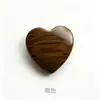 Botón imitación madera en forma de corazón del fabricante en stock para cárdigans, suéteres y prendas de abrigo para niños y mujeres; Botón de decoración de ropa DIY