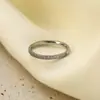 Anel Liso Geométrico com Cravação de Diamantes em Aço Inoxidável para Mulheres, Venda Quente Transfronteiriça, Estilo Nicho de Luxo, Anel em Aço Titânio 316 Que Não Desbota