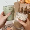 Vaso de Vidrio Transparente con Rayas Verticales de Alto Atractivo Estético, Estilo Ins, con Tapa y Popote, Adecuado para Jugo, Bebidas Frías, Café y Agua