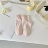 Calcetines delgados de primavera y verano estilo ins color crema letras calcetines de algodón para mujer transpirables talón antideslizante calcetines invisibles sin costuras para mujer