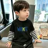Camiseta de manga larga para niño, nuevo modelo primavera y otoño 2026, top de algodón puro para niños, capa interior para niños mayores, camiseta base de imitación de dos piezas