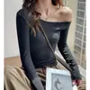Camiseta Branca com Ombro Caído e Manga Longa para Mulheres na Primavera e Outono Novo Estilo com Caimento Justo e Blusa de Base Off-Shoulder com Barra Alta Que Pode Ser Usada por Fora