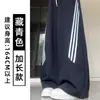 Calça esportiva feminina azul marinho com três listras, perna curva, cintura alta, caimento solto, modeladora, fresca e estilosa, adequada para fitness e uso casual, calça pantalona para o outono