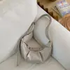 Bolso tipo Baguette Brillante Gris Claro Estilo Chica Hot para Mujer 2026 Tendencia Diseño de Nicho Bolso de Hombro Moda Callejera Bolso Cruzado