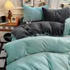 Conjunto de cama de quatro peças em veludo de leite, de alta densidade, minimalista e sem marca, com lençóis de fleece de coral de cor sólida, dupla face, capa de edredom e lençol com elástico