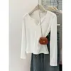Toma real de la tela: Popular top básico de cuello en V blanco para mujer, nueva camiseta corta elegante para principios de otoño