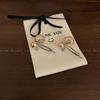 Pendientes Xiaohongshu con perlas de imitación, diseño de nicho con lazo, estilo similar, de alta calidad, versátiles y sencillos.