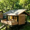 Casa de campo escénica de madera móvil con balcón al aire libre, cabaña de acero ligero para acampar y vacaciones junto al lago en zonas escénicas