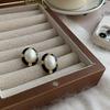 Pendientes de perlas ovaladas estilo Chanel estilo francés retro para mujer, elegantes, de alta gama, ligeros, de lujo, para celebridades de Internet.