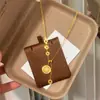 Nuevo collar de moneda de cobre con acabado cepillado, brújula de seis caracteres con incrustaciones de diamantes estilo chino, joyería vintage exquisita en oro arena para regalar
