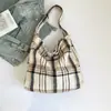 Bolso de mano a rayas nuevo de invierno 2025, bolsa de hombro retro de gran capacidad, elegante, casual, para estudiantes que van a clase