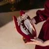 Zapatos de boda estilo Xiuhe para mujer, rojos, tacón grueso, cómodos para los pies, zapatos de novia, nuevo modelo 2025, zapatos de punta estilo chino para boda y recepción