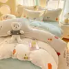 Conjunto de Quatro Peças Estampado de Lã de Leite para Inverno Capa de Edredom Espessa e Quente de Lã Coral Lençol de Cama Conjunto de Três Peças para Cama de Dormitório Estudantil