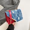 Bolsa quadrada pequena de ombro transversal feminina popular deste ano, com textura casual de design de costura jeans com corrente, nova moda