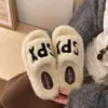 Chinelos de sola grossa estilo coreano para mulheres, nova coleção outono/inverno 2026, de pelúcia, adequados para uso interno e externo, versáteis, casuais, de sola reta e fofos