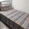 Funda de edredón y juego de sábanas de tres piezas engrosado, cepillado, amigable con la piel, individual, simple, para dormitorio de estudiante, juego de tres piezas, fabricante, venta al por mayor