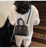 Bolsa de Concha Fashionável Estilo Coreano de Alto Padrão para Carregar na Mão 2025 Nova Bolsa de Ombro Fashionável Bolsa Transversal Simples de Nicho Bolsa de Mão