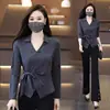 Camiseta de cuello en V moderna y elegante para mujer, nuevo diseño de principios de otoño 2026, nicho, corte holgado, adelgazante, top versátil básico