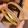 Pulsera de Oro Brillante de 24 Quilates con Tres Filas de Diamantes y Rosa Roja Centelleante, con Acabado de Alta Gama y Diseño de Broche para Mujer, Mismo Estilo que la Tienda de Oro Puzuo